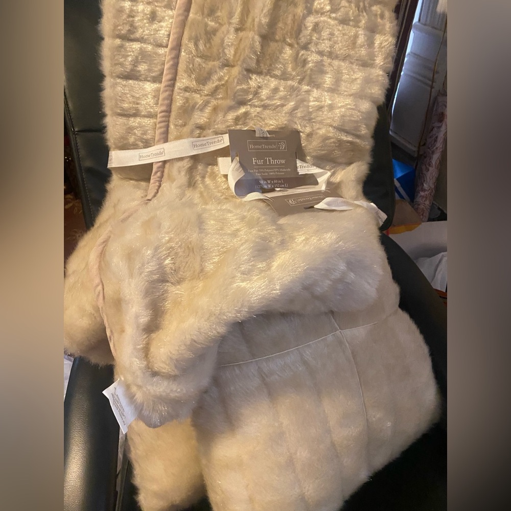 New w/tag Home trend Faux Fur Throw Blanket set w/2 pillows